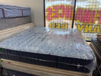 KING SIZE STEARNS & FOSTER ESTATE MATTRESS & BOX SPRINGS BED SET