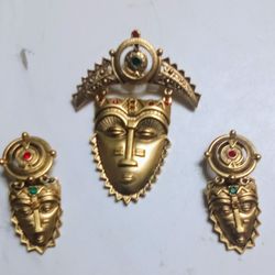 Beautiful Vintage Gold Tone AVON Signed Tribal  Brooch With Clip On Earrings 