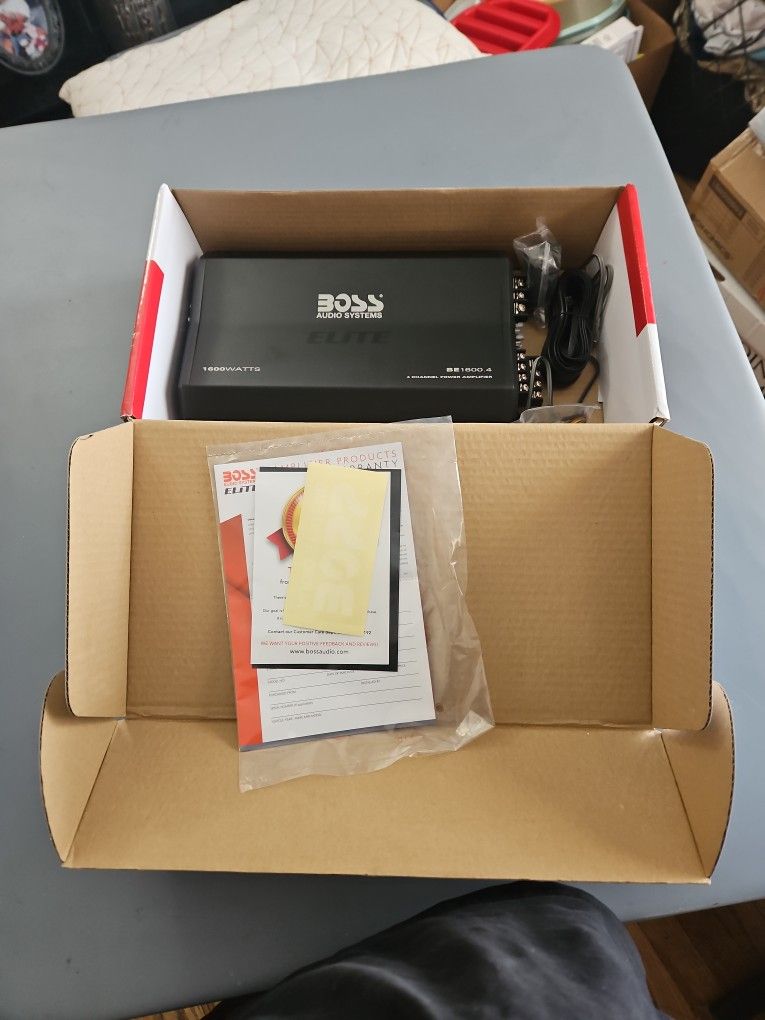 Boss 1600 Watt Amplifier