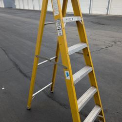 Industrial Non Conductive 6 Ft Fiberglass Ladder Great For Electricians 