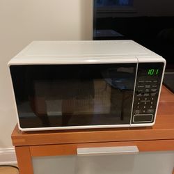 Small Microwave, 700W Like New 