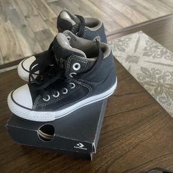 Converse  sneakers Size 10 Kids 