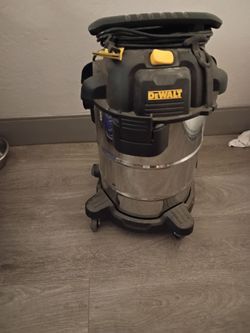 DEWALT 10-gallon wet/dry shop vacuum