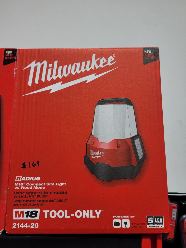 Milwaukee M18 18-Volt 2200 Lumens Cordless Radius LED Compact Site Light  with Flood Mode (Tool-Only) for Sale in Norwalk, CA OfferUp