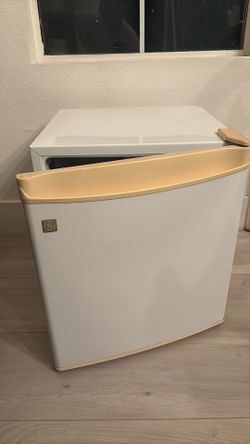 GE Mini Fridge $15