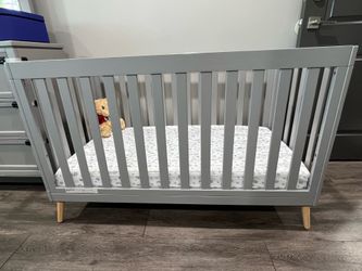 Delta Children Essex 4-in-1 Convertible Crib + Mattress & Bedding Bundle | Excellent Condition