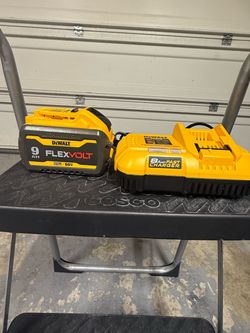 Dewalt 20V/60V MAX FLEXVOLT Lithium-Ion 9.0Ah Battery and Charger Starter Kit