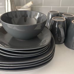 4 Small Plates, 4 Large Plates, 4 Bowls And 4 Cups 