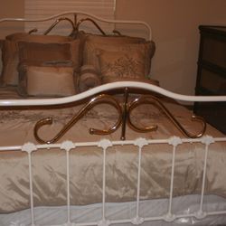Queen Bed (Headboard, Footboard, Mattress Set, Comforter Set)