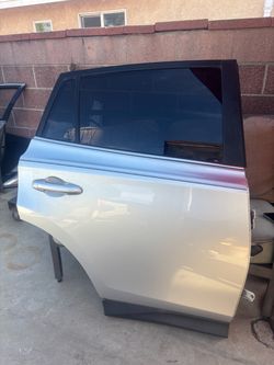 RIGHT PASSENGER SIDE REAR DOOR 2015 TOYOTA RAV4 (SILVER) WITH HINGES.