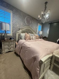 Beautiful Farmhouse-Style Upholstered California King Bedroom Set – 6 Pieces  Elegant and timeless farmhouse-style bedroom set in beautiful condition.
