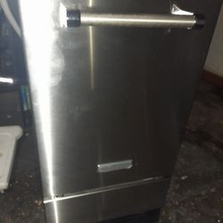 18 In Wide Kitchen Aid Icemaker Freestanding