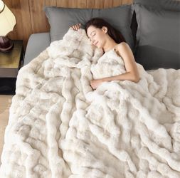 Gorgeous Luxury Faux Rabbit Fur Throw Blanket, Super Heavy Warm and Cozy - Cream White 60"x80"
