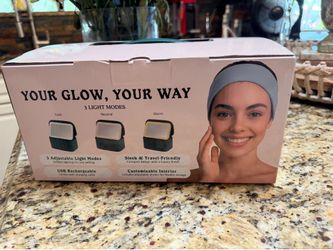 Brand new women’s lighted toiletry, and makeup case