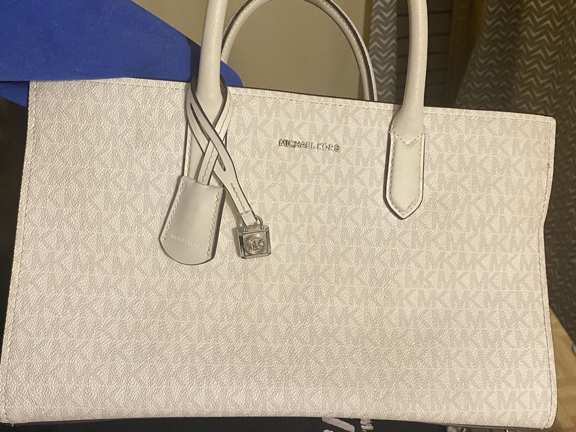 👉🏻$60!!!👈🏻Michael Kors Scarlett Signature Satchel - Optic White