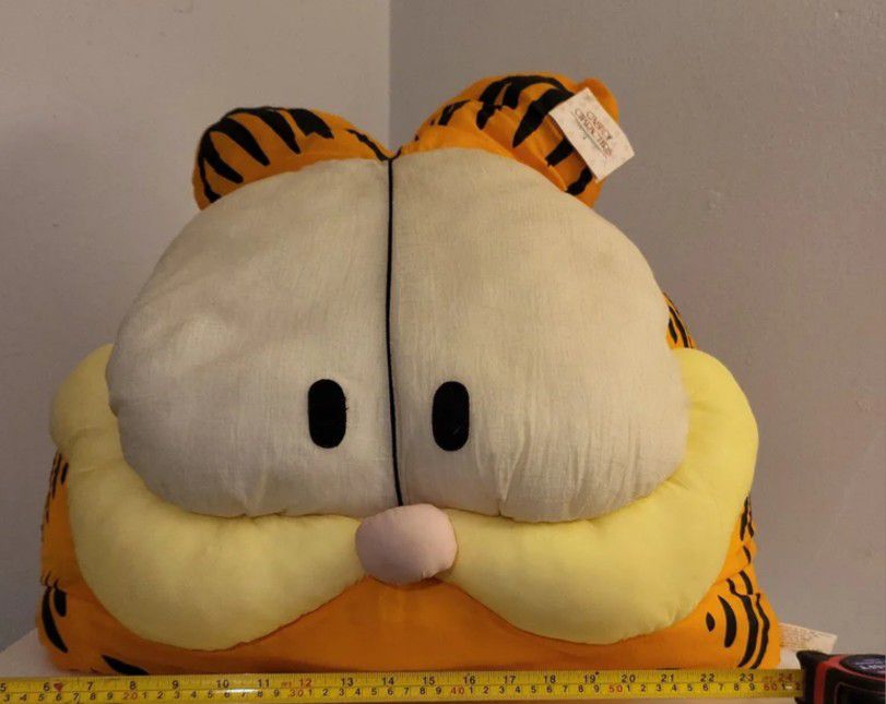 Vintage 1981 Garfield 20" Pluah Polyester Pillow by Cast of Characters NWT