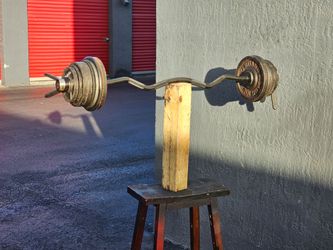 💯 pounds Weight Weight plates https://offerup.com/redirect/?o=b3Zlci5CbGFjaw== EZ curl bar loaded with cast iron weight plates on both ends, secured