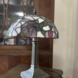 Tiffany-style Stained Glass Lamp