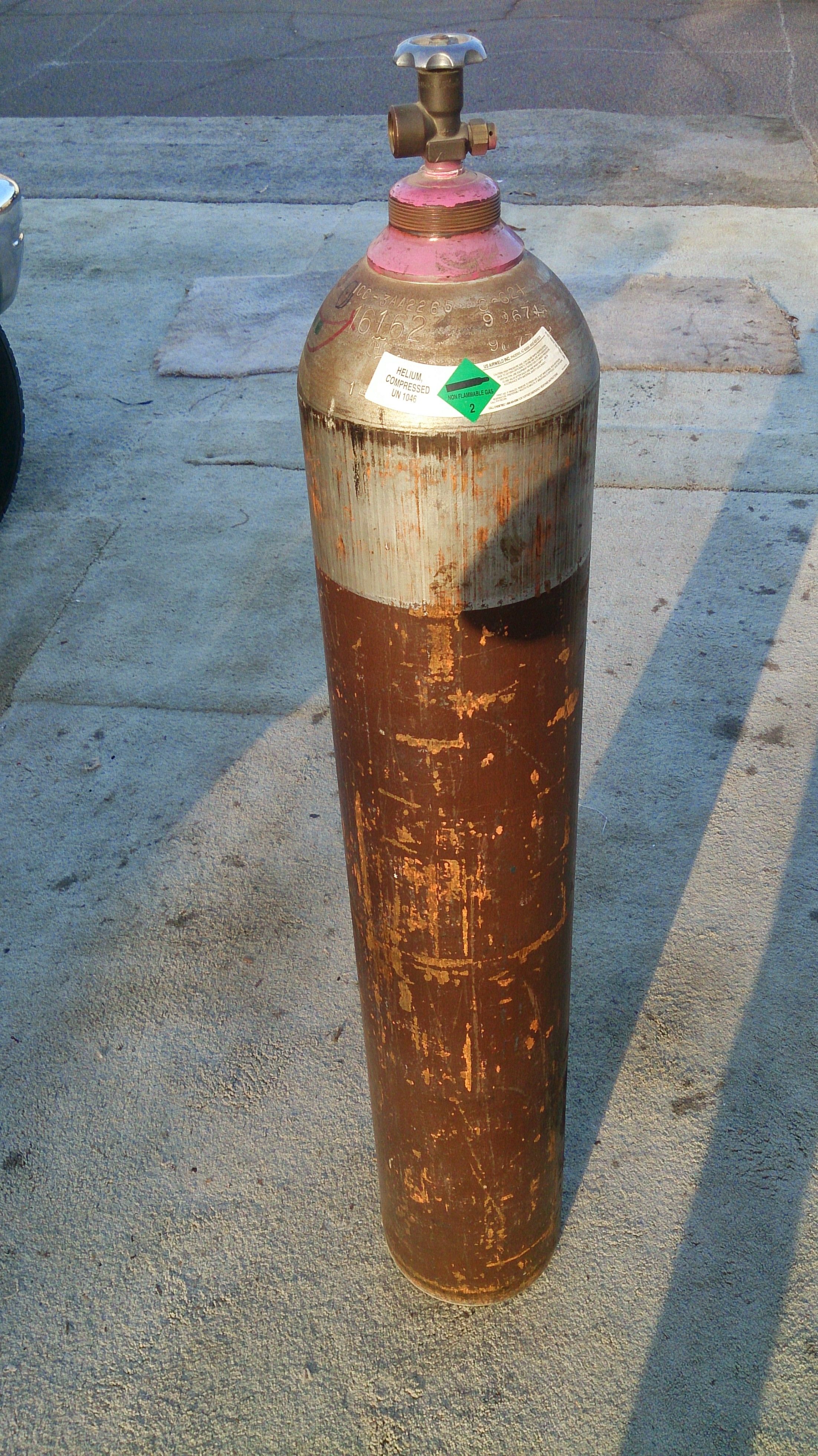 Helium gas tank. Tanque para helio