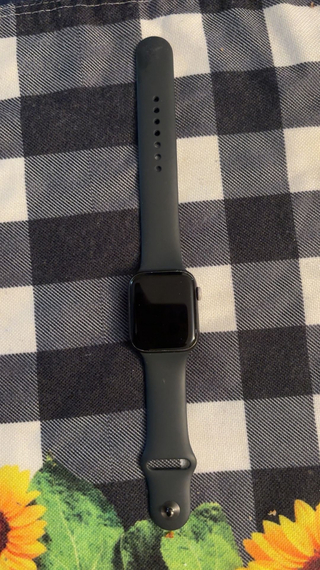 Apple Watch SE Midnight Aluminum Case in 40mm and 44mm sizes