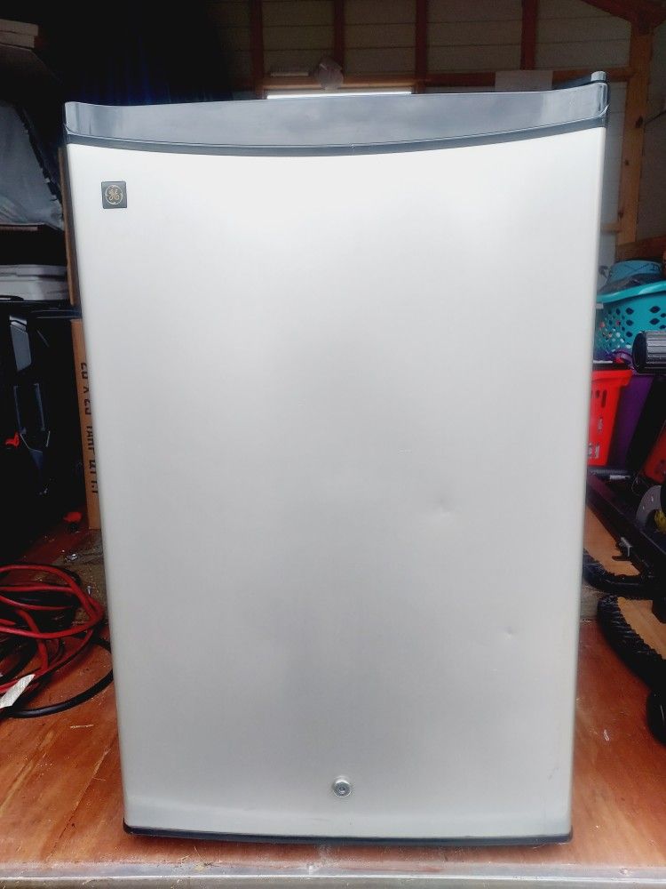 GE Mini Refrigerator 