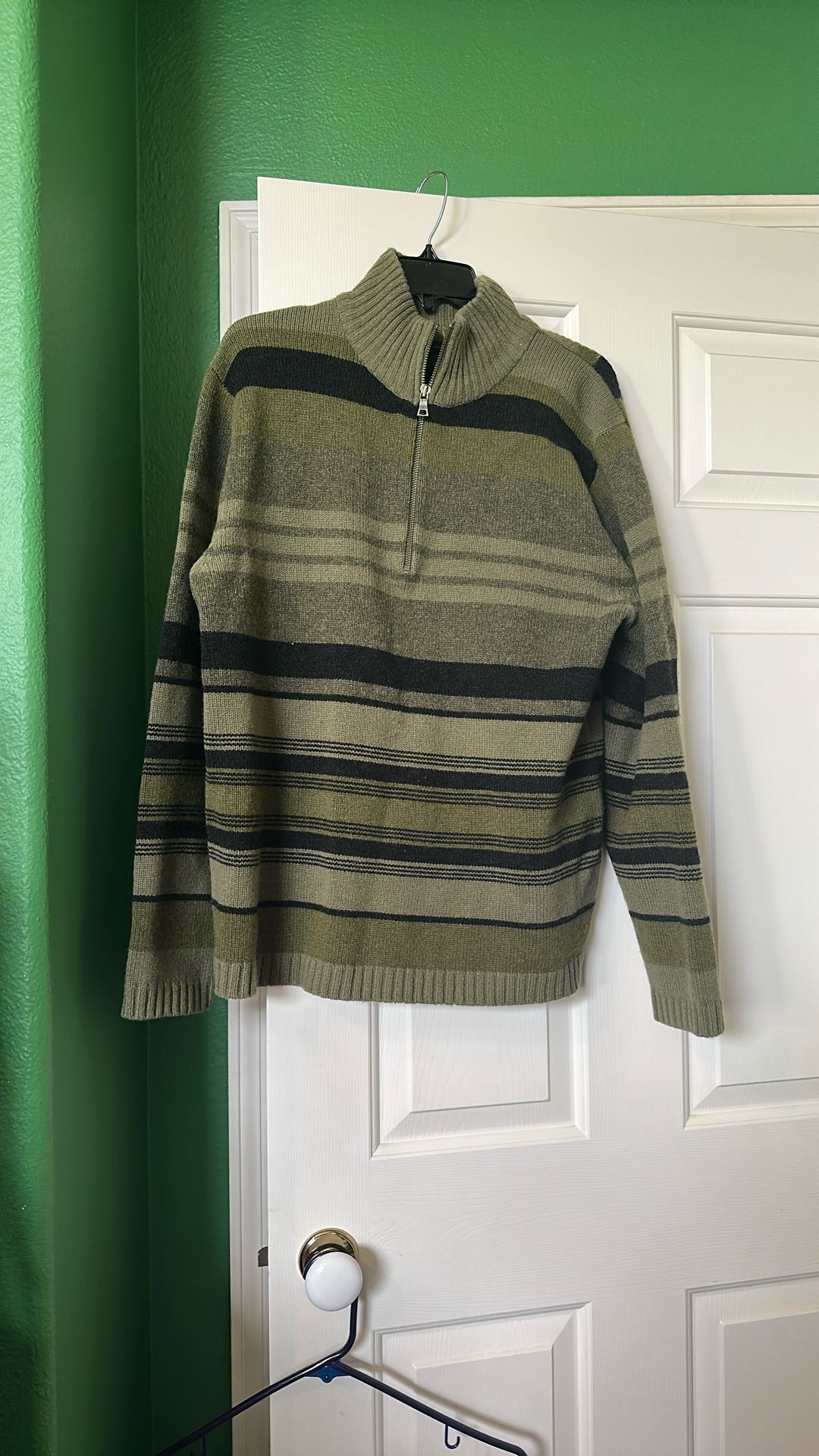 Like New Men’s Sweater By Banana Republic 