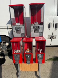 2 inch capsule Mach’s $1 each and 2 one inch capsules machines .50 cent & 1 , 25 cent