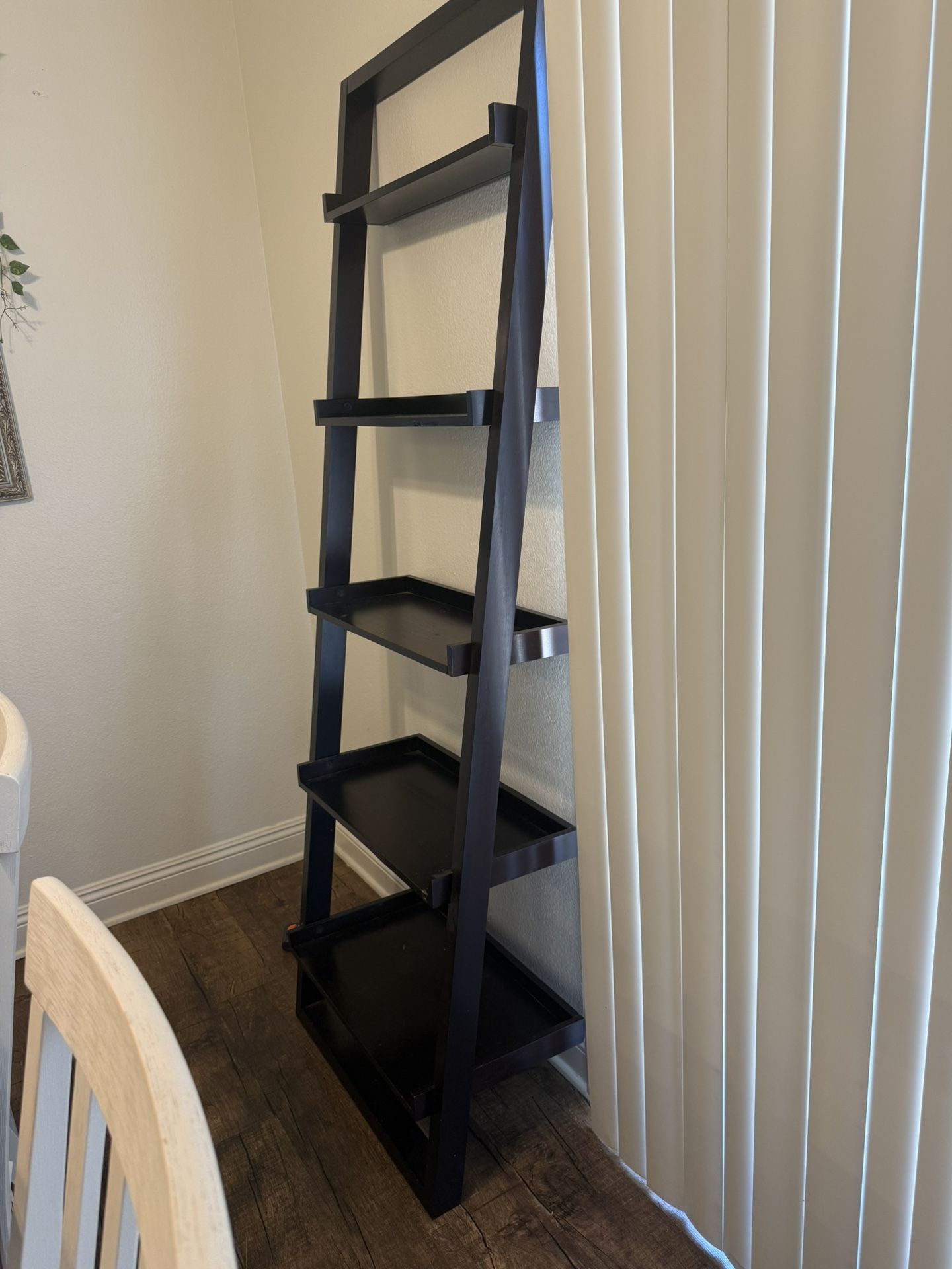 2 Leaning Shelves 