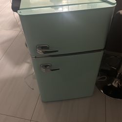 Mini Refrigerator/ Frío Pequeño