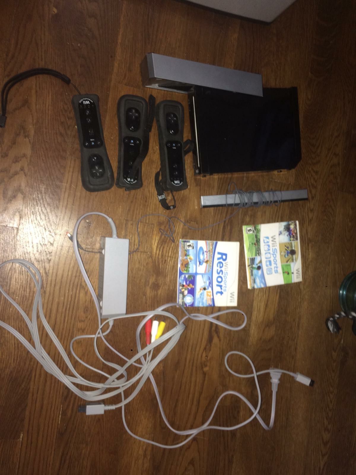 Wii 3 controller. 2 games. All cables.