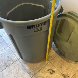 Rubbermaid Brute trash bin - clean