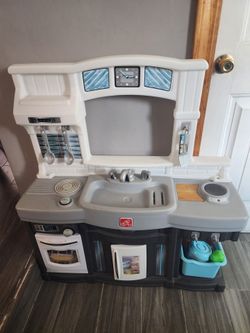 Step 2 Kitchen play set with utensils