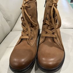 Ugg Waterproof lace up boot Women’s Size 9