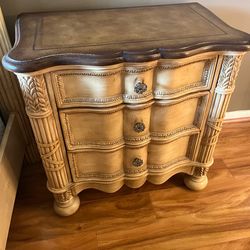 Vintage 3-Drawer Nightstand / Accent Chest