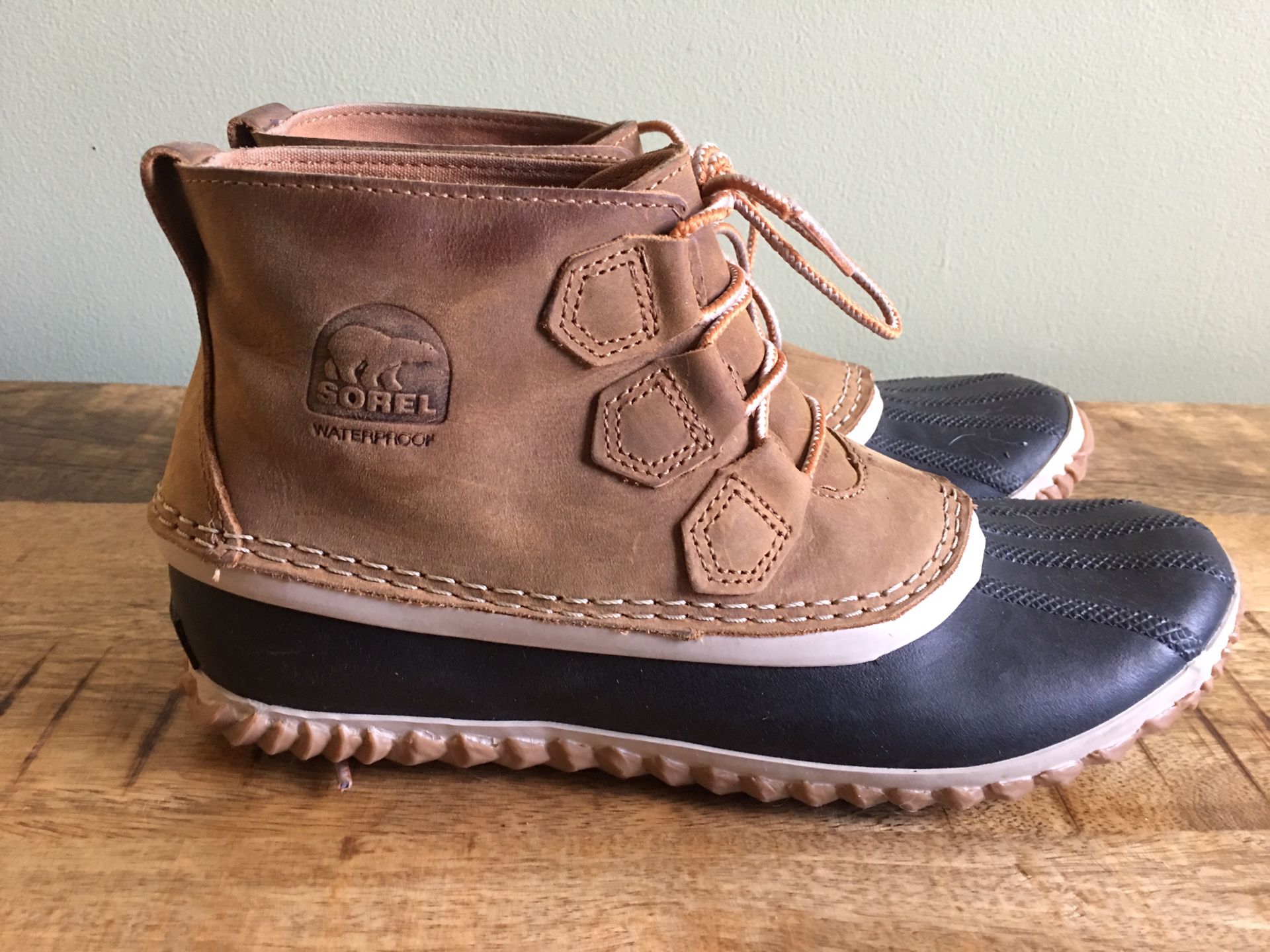 Like new W 8.5 Sorel Out ‘N About Leather Duck Boot