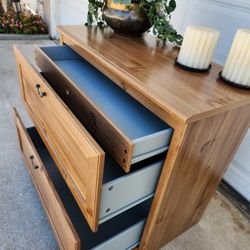 Dresser With Drawers In Excellent Condition! 