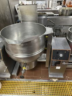 Groen 60 Gallon NAT Gas Tilting Steam Kettle