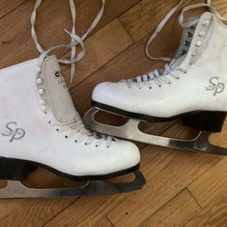 CCM WOMENS Ice Skates Sz 6