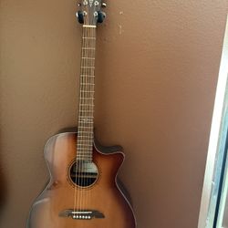 Alvarez AEG95CE Grand Auditorium Acoustic-Electric Guitar  In good condition,