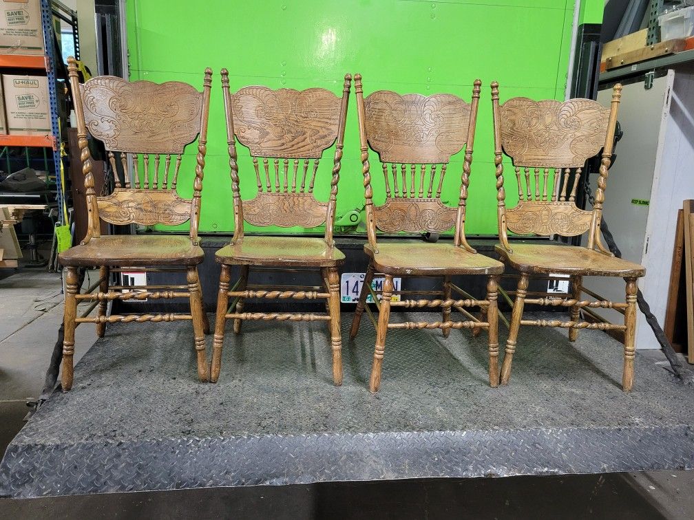 Set Of 4 Vintage Amish Oak Pressed Back Spindle Dining Chairs