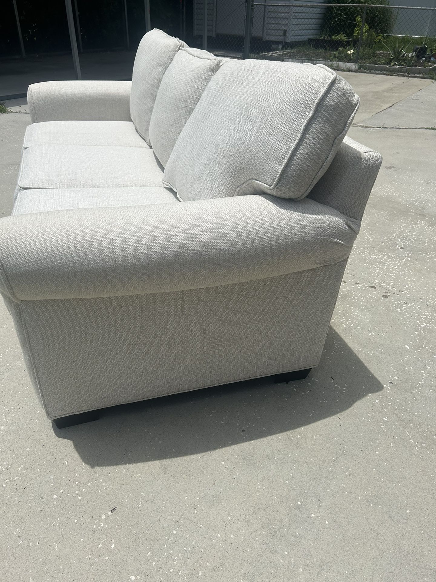 Cindy Crawford Home Sofa for Sale in Brandon, FL - OfferUp