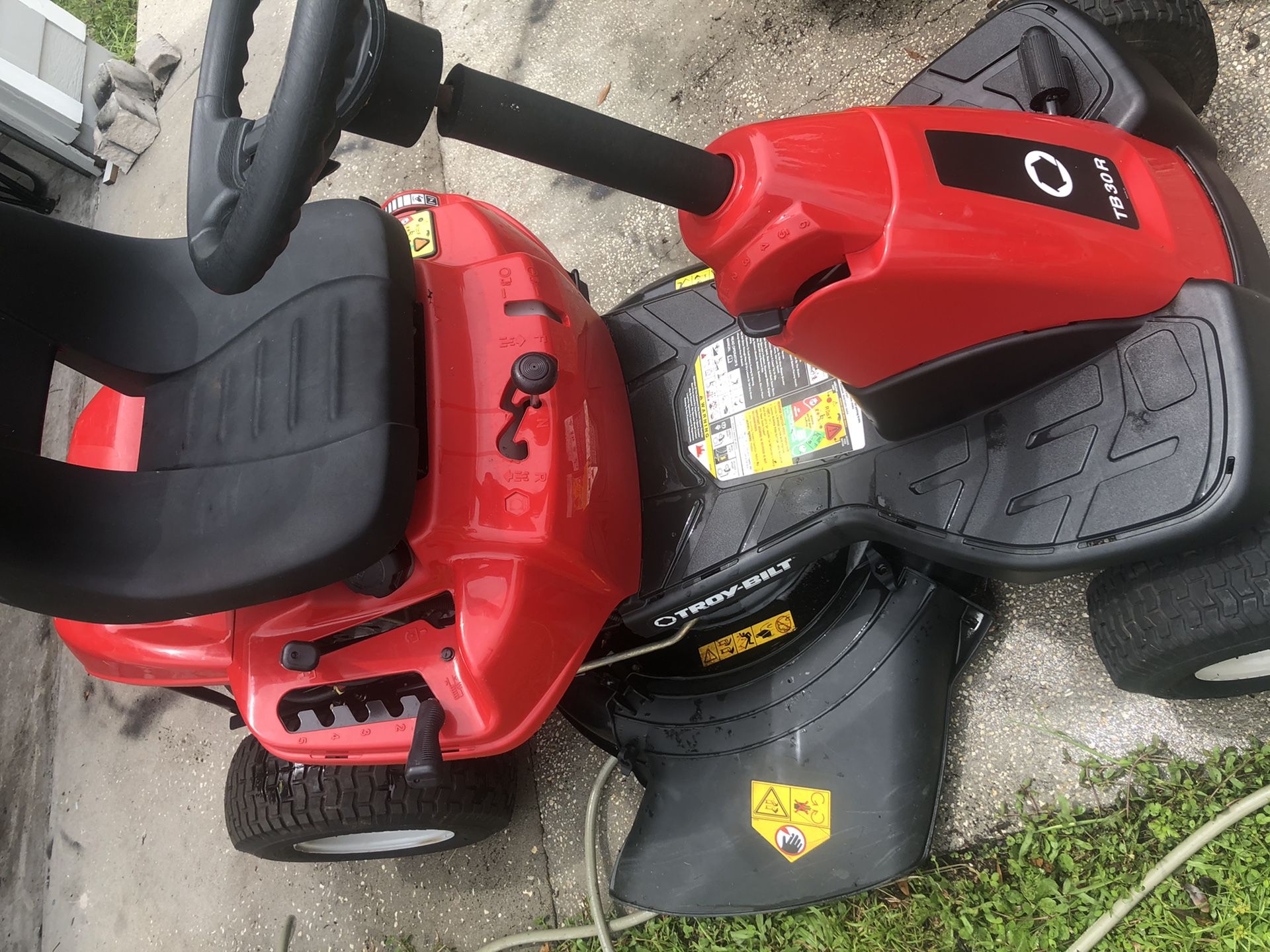 2017 Troy Bilt Riding lawn mower - 30” TB30R riding lawnmower