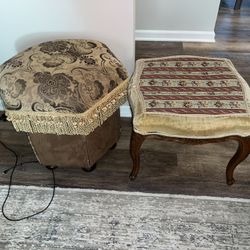 Pair of vintage footstools mid-century modern benches, these Ottomans are in great condition no stains rips or scratches 15 each or $20 for the pair 
