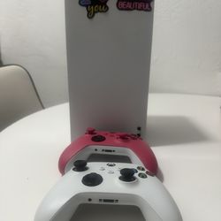 Xbox series x+2 controllers and cables