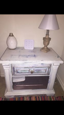 End table/nightstand