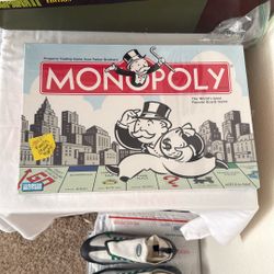 Monopoly 2004 Parker Brothers Classic Board Game SEALED NEW