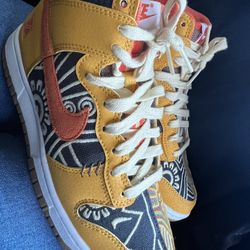 Somos Familia Nike Dunks 