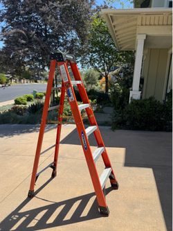 6’ Fiberglass Ladder