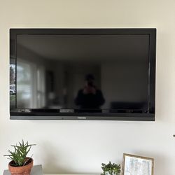Toshiba Flat screen TV w/ Apple TV 