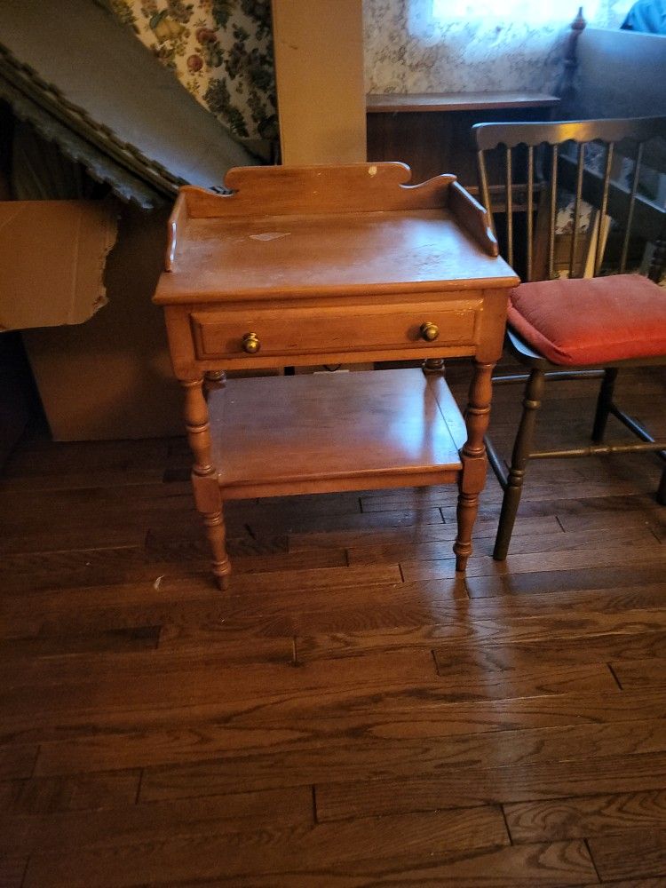 Maple End Table w/ Drawer